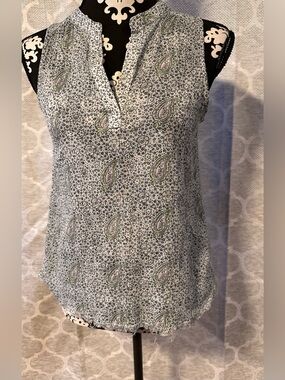 Carve Designs Sleeveless Split neck Paisley Blouse with White/green size XS